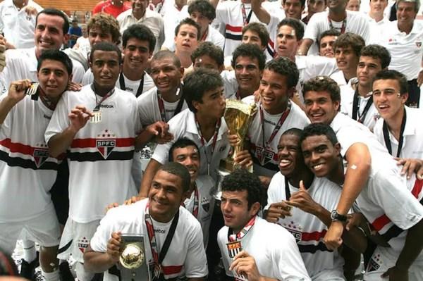 Lucas Moura é o segundo em pé da esquerda para a direita, exibindo a medalha: título da Copinha foi único ponto alto entre São Paulo e Palmeiras — Foto: Divulgação