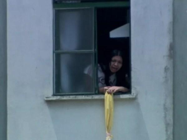 Eloá aparece na janela durante sequestro no qual terminou com sua morte em 2008 — Foto: Reprodução/Globonews