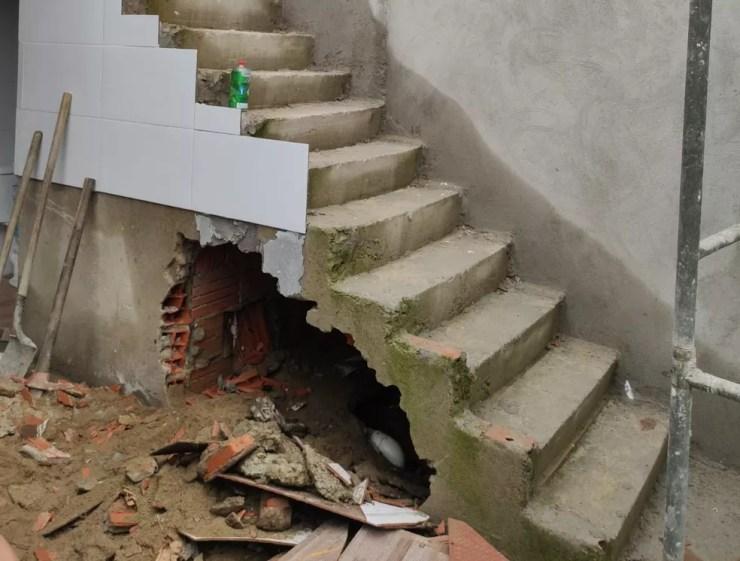 Corpo foi encontrado em vão de escada em obra de São Vicente, SP — Foto: Reprodução/Polícia Civil