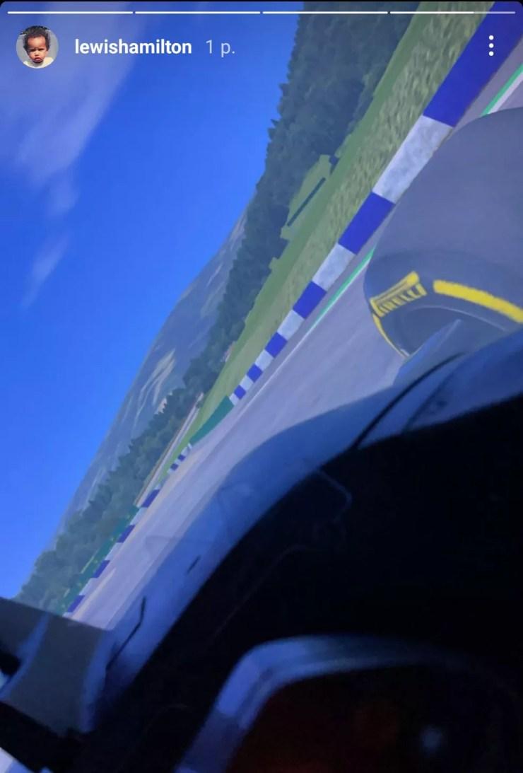 Lewis Hamilton publicou registro de treino no simulador nas redes sociais — Foto: Reprodução/Instagram