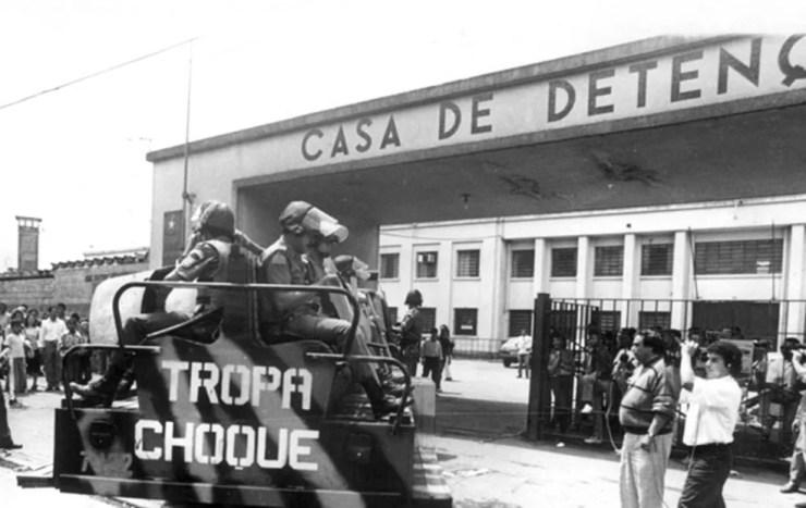 Choque entra no Carandiru na tarde de 2 de outubro de 1992 — Foto: Arquivo Diário de S.Paulo