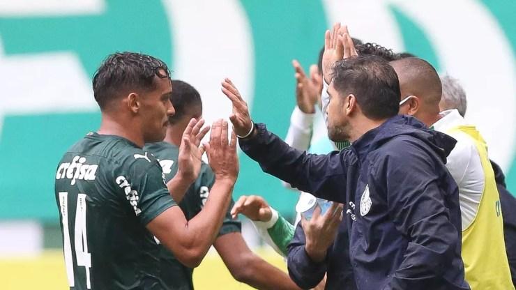 Gustava Scarpa comemora gol do Palmeiras com Abel Ferreira — Foto: Cesar Greco / Ag. Palmeiras