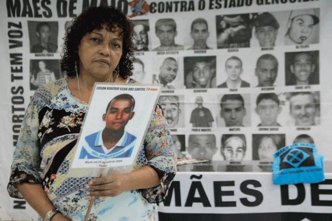Débora Silva segura a foto do filho Edson Santos, assassinado em 15 de maio de 2006 no litoral paulista — Foto: Cíntia Acayaba/G1/Arquivo
