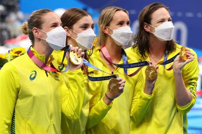 Recordistas mundiais, australianas celebram ouro no 4x100m livre — Foto: REUTERS/Marko Djurica