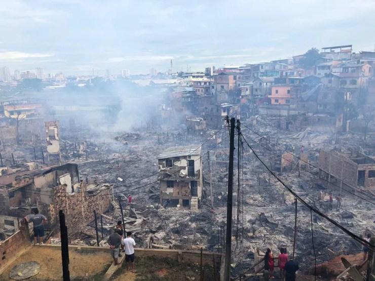 Local apresenta novas chamas e muita fumaça. — Foto: Roberta Bindá/ Rede Amazônica