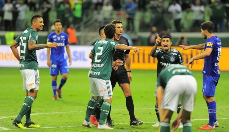 Jogadores do Palmeiras reclamam do gol anulado de Antônio Carlos — Foto: Marcos Ribolli