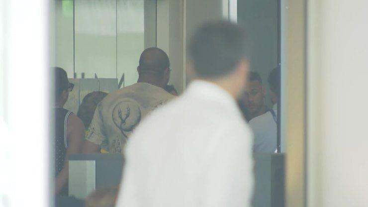 Família de Neymar encontra com jogador em hotel