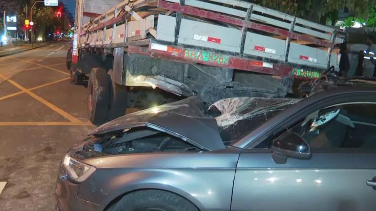 Motorista de carro de luxo bateu em um caminhão na madrugada desta terça (5) — Foto: Reprodução/TV Globo