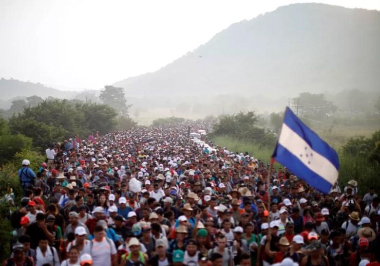 Caravana de milhares de migrantes da América Central, a caminho dos Estados Unidos, chega a San Pedro Tapanatepec de Arriaga em 27 de outubro — Foto: Ueslei Marcelino / Reuters