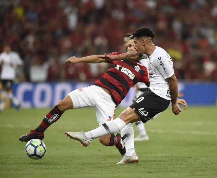 Volante Douglas teve uma das melhores chances do Corinthians na partida contra o Flamengo — Foto: André Durão