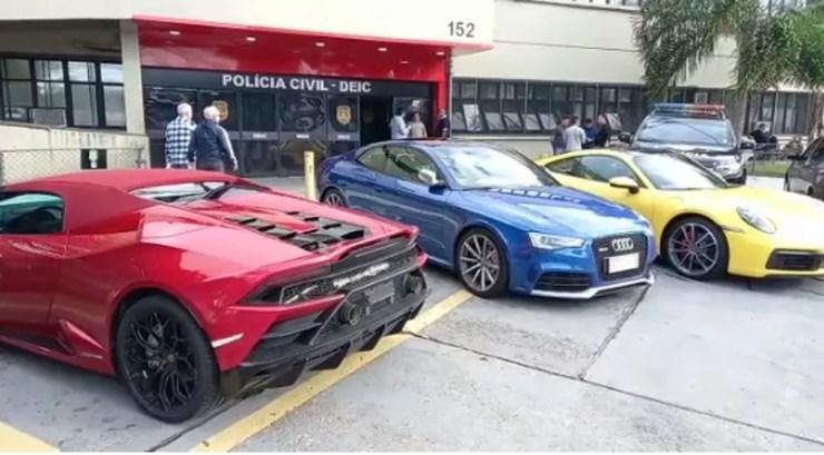 Polícia Civil apreende carros de luxo utilizado em esquema ilegal de rifas e sorteios na internet.  — Foto: Anderson Colombo/TV Globo