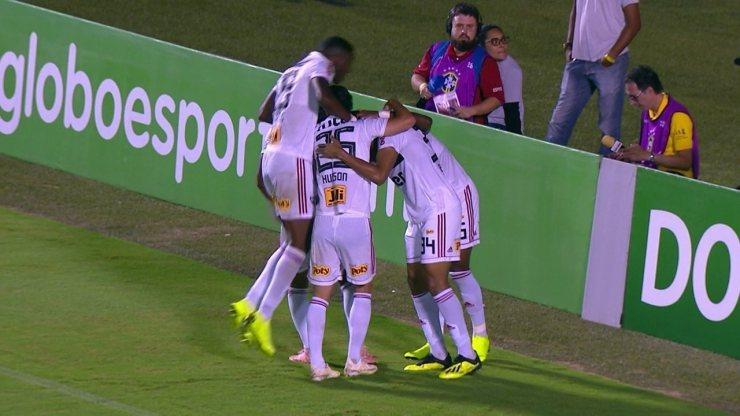 No segundo turno, no Barradão, Bruno Alves fez o gol do triunfo sobre o Vitória