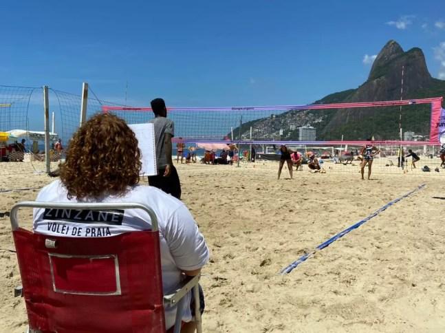 Letícia Pessoa comanda treino de Carol Solberg e Bárbara Seixas na praia do Leblon, Rio de Janeiro — Foto: Winne Fernandes