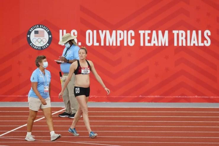Lindsay Flach caminha para completar os 800m do heptatlo na seletiva americana de atletismo — Foto: Getty Images