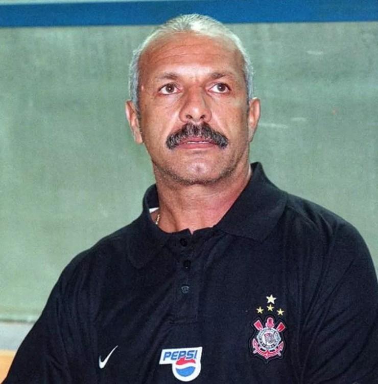 Júnior permaneceu apenas 13 dias no comando do Corinthians em 2003 — Foto: Gazeta Press