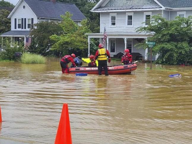 Socorristas trabalham para ajudar moradores de Helmetta (New Jersey), depois que fortes chuvas de Henri inundaram a área, domingo, 22 de agosto de 2021 — Foto: AP Photo / Stew Milne
