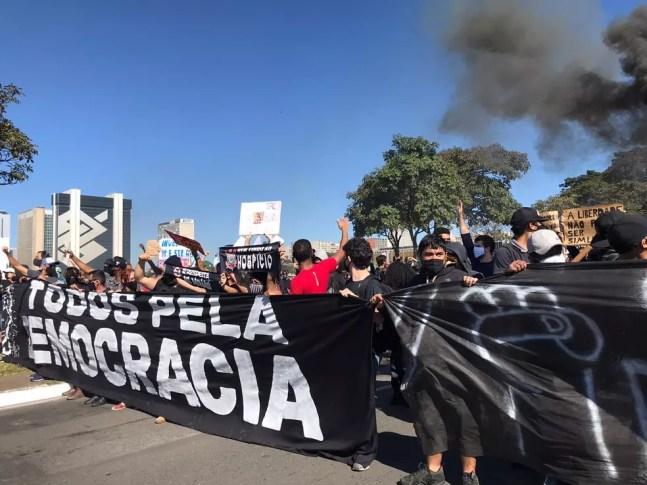 Manifestantes protestam na Esplanada dos Ministérios, neste domingo (7) — Foto: Afonso Ferreira/G1
