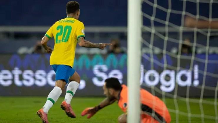 Roberto Firmino comemora gol da seleção brasileira sobre a Colômbia