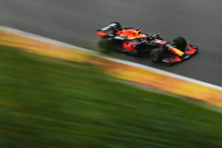 Max Verstappen acelera na classificação antes de marcar a pole position do GP da Bélgica — Foto: Dan Mullan/Getty Images