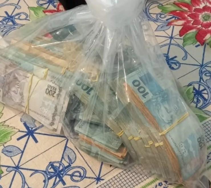 Dinheiro é apreendido na casa de foragido da Justiça de São Paulo — Foto: Polícia Federal/Divulgação