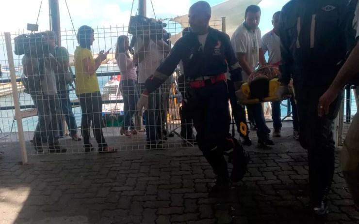 Passageiro é resgatado pelo Samu no terminal Náutico de Salvador (Foto: Juliana Almirante/G1)
