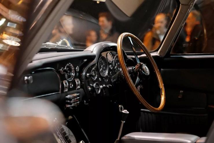 Interior do Aston Martin DB5 usado nas filmagens de 007 na década de 1960 (Foto: REUTERS/Benoit Tessier)