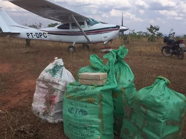 Na aeronave foram encontrados 150 kg de cocaína (Foto: Divulgação/Gefron e Polícia Federal)