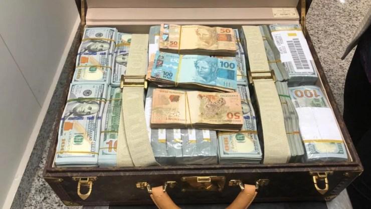Mala com dólares e reais apreendida com a delegação da Guiné Equatorial em Viracopos — Foto: Divulgação