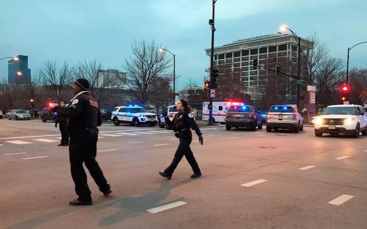 Policiais são vistos do lado de fora do Mercy Hospital, em Chicago, após tiroteio na segunda-feira (19) — Foto: AP Photo/Amanda Seitz