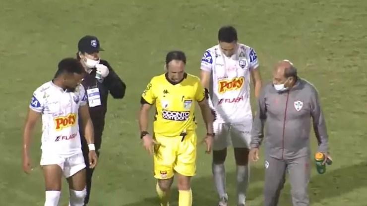 Árbitro sente lesão e deixa jogo da Copa Paulista — Foto: Reprodução/FPF TV
