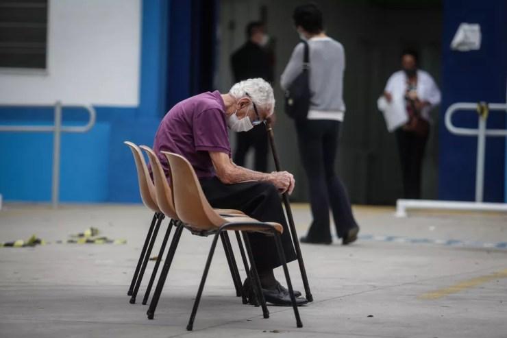 Movimentação de idosos na UBS Alto de Pinheiros, na zona oeste de São Paulo, na manhã desta segunda-feira, 6 de setembro de 2021, primeiro dia da aplicação da dose de reforço contra a covid-19 para pessoas acima de 90 anos. — Foto: FELIPE RAU/ESTADÃO CONTEÚDO