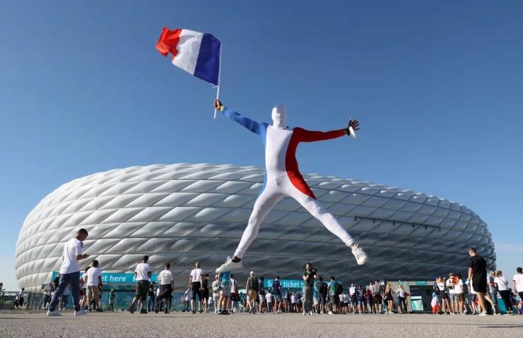 Torcedor da França fantasiado de... bandeira da França, no jogo contra a Alemanha — Foto: REUTERS/ALEXANDER HASSENSTEIN