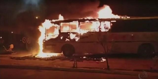 Chamas consumiram 15 ônibus e 10 carros durante ato de vandalismo em Olímpia (Foto: Reprodução/TV TEM)