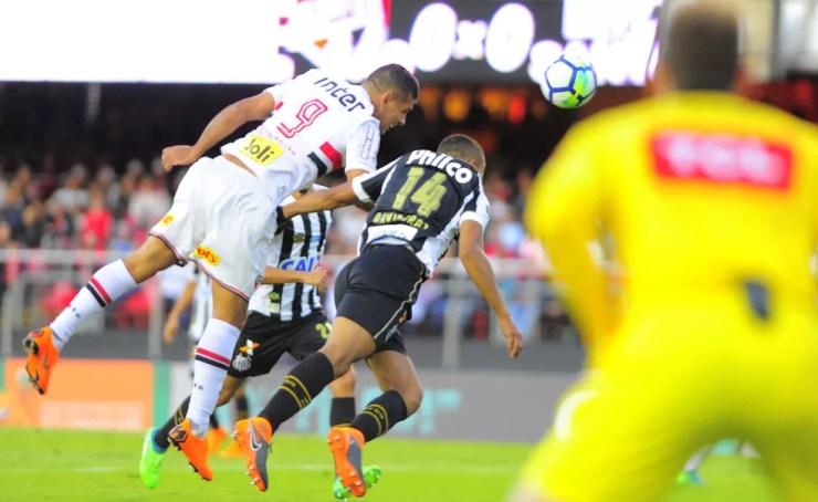 Diego Souza cabeceia para o gol e decreta vitória no San-São do primeiro turno — Foto: Marcos Ribolli