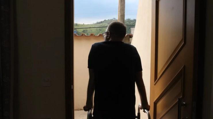 Biólogo de Sorocaba agora consegue caminhar com ajuda de andador (Foto: Carlos Dias/G1)