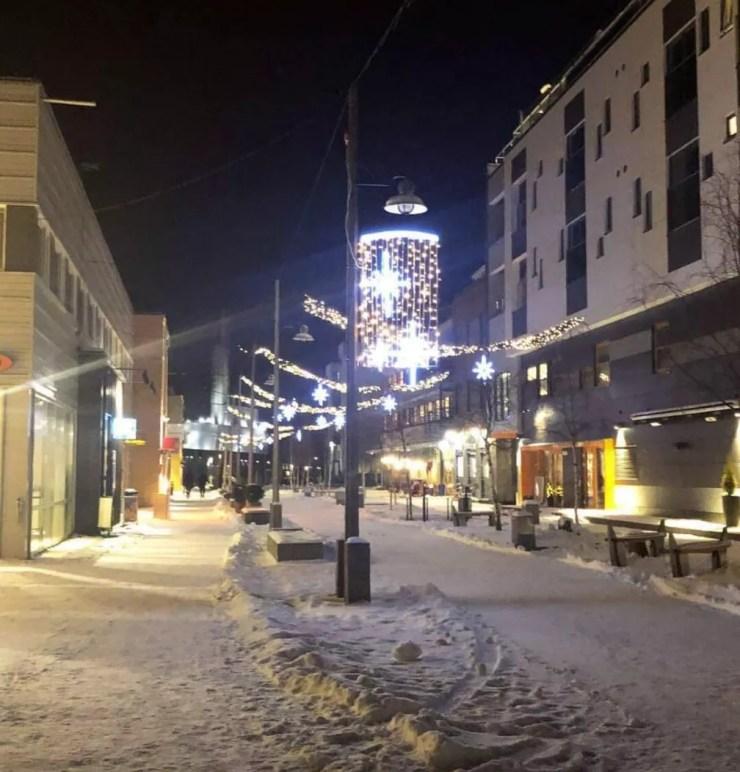 Rua em Alta, na Noruega, por volta das 14h durante o inverno — Foto: Nathália Pimenta/Arquivo Pessoal
