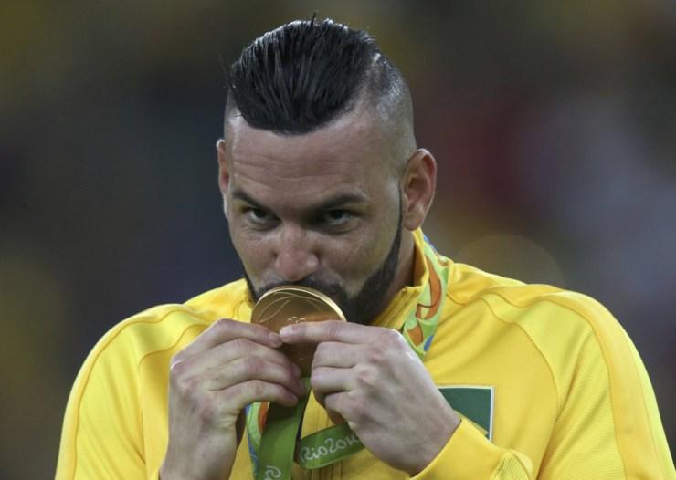 Weverton beija a medalha de ouro conquistada na Olimpíada do Rio, em 2016 - Reuters