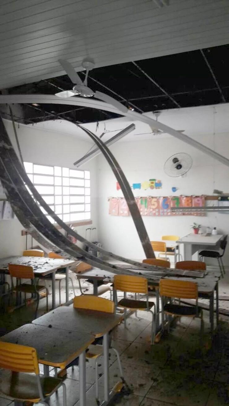 Parte do teto de uma sala de aula desabou (Foto: Arquivo Pessoal)