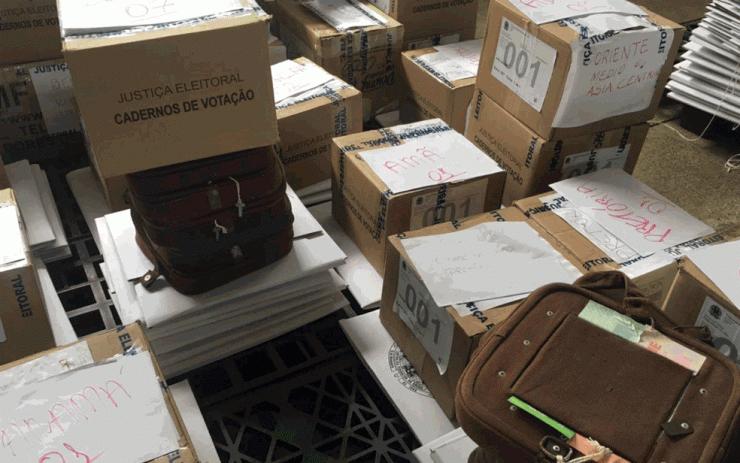 Mais de 600 urnas eletrônicas e 64 de lona são preparadas pela Justiça Eleitoral, em Brasília, para que brasileiros votem no exterior — Foto: Gabriel Luiz/G1
