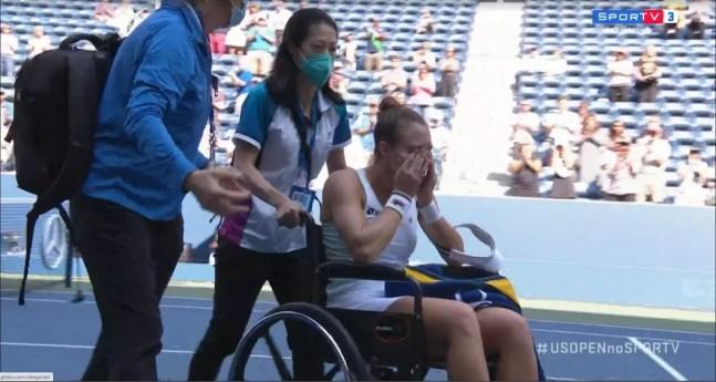 Luisa Stefani sai de quadra de cadeira rodas nas semis do US Open — Foto: Reprodução SporTV