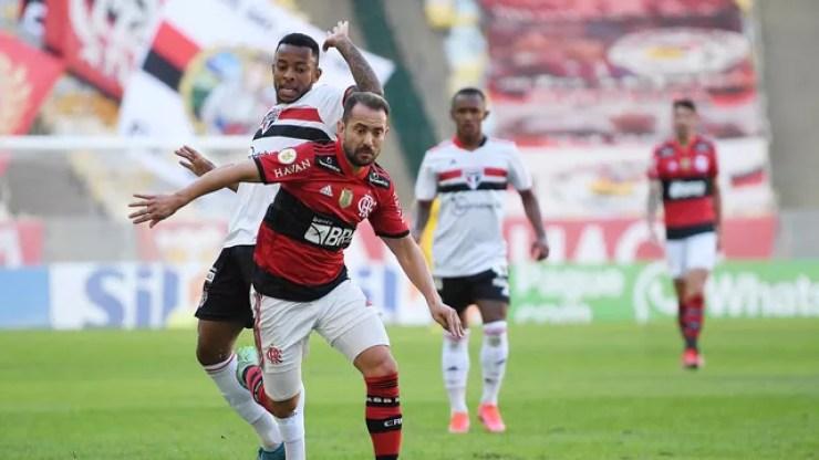 Everton Ribeiro e Welington disputam em Flamengo x São Paulo
