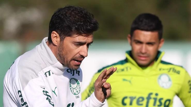 Abel Ferreira conversa com Dudu ao fundo durante treino do Palmeiras — Foto: Cesar Greco