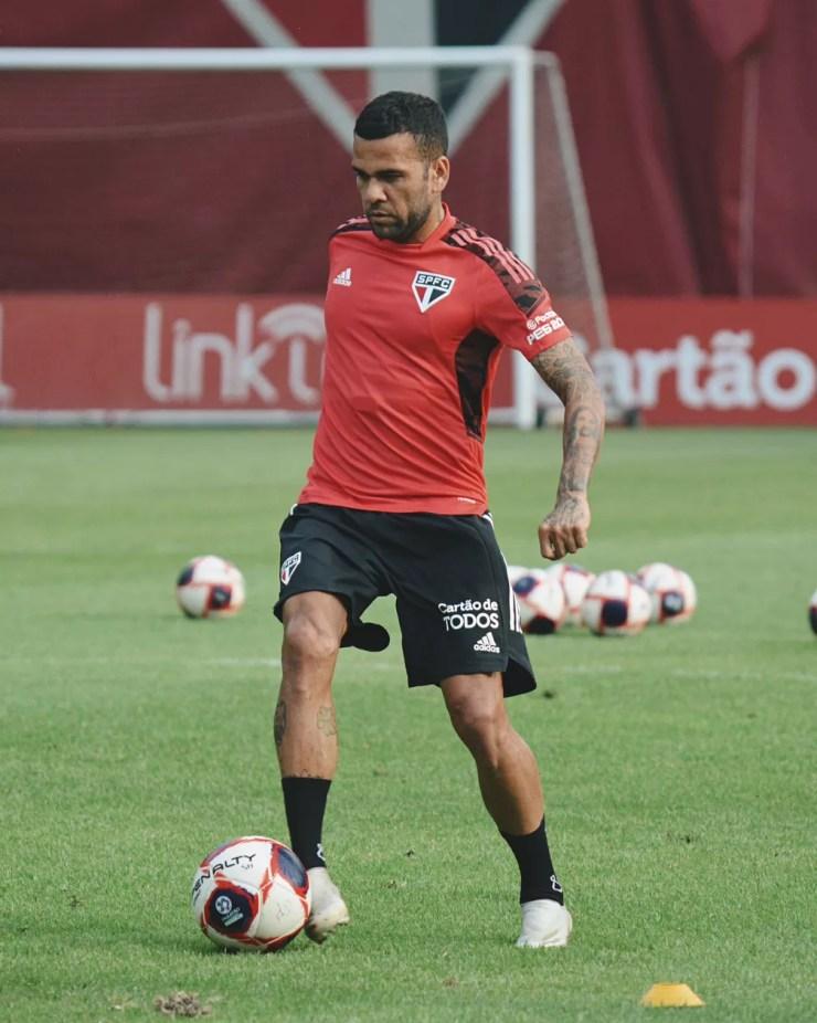 Daniel Alves, do São Paulo, no treino desta terça-feira — Foto: Divulgação
