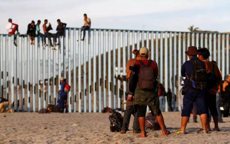 Migrantes se reúnem na fronteira entre o México e os Estados Unidos — Foto: Jorge Duenes / Reuters