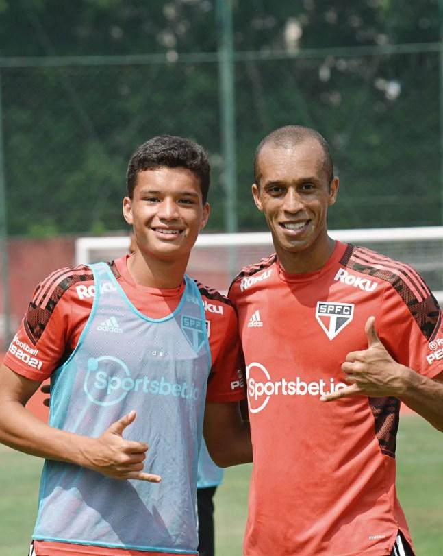 João Vitor treinou ao lado do pai Miranda nesta quarta-feira no São Paulo — Foto: Erico Leonam / saopaulofc