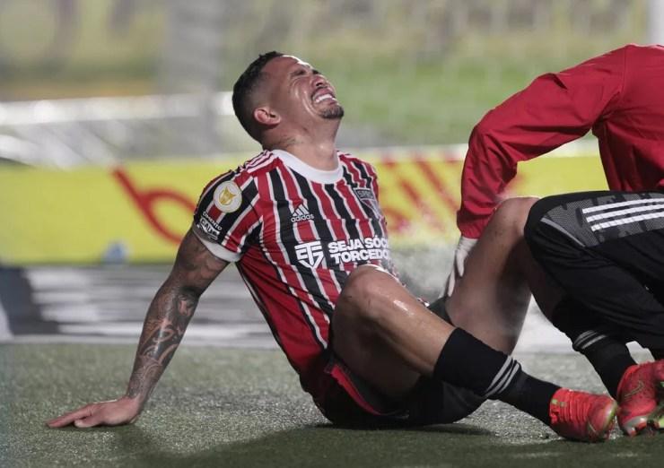 Luciano sentiu dores no clássico com o Santos e vai desfalcar o São Paulo — Foto: Rubens Chiri/saopaulofc