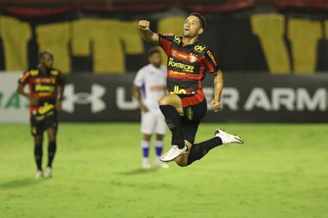 Thiago Neves comemora gol do Sport contra o Fortaleza — Foto: Marlon Costa/Pernambuco Press