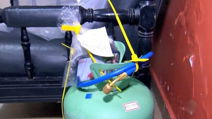 Botijão de gás foi encontrado ao lado dos corpos em quarto de resort de Olímpia  — Foto: Reprodução/ TV TEM 