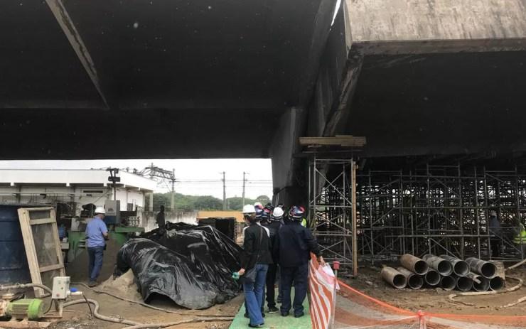 Prefeito e engenheiros da Prefeitura vistoriam a obra de escoramento de viaduto que cedeu na Marginal Pinheiros — Foto: Lívia Machado/G1