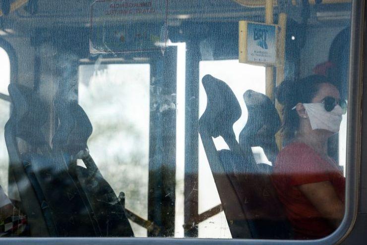 Passageira de ônibus BRT no RIo, adere ao uso de máscaras descartáveis por precaução contra o coronavírus